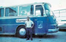 Con dos autobuses de la empresa Atesa en la que trabajó tantos años.